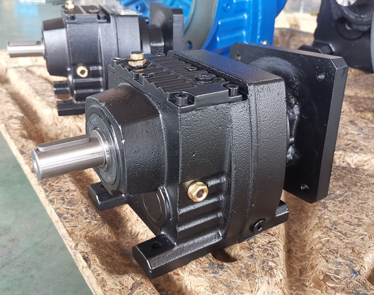 R37系列減速機的實物照片，輸入配伺服電機