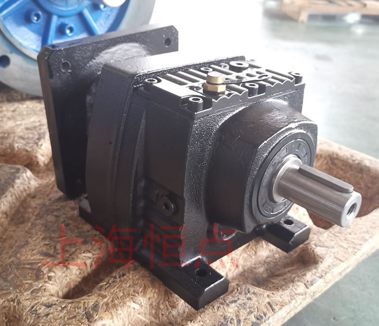 R37系列減速機的實物照片，輸入配伺服電機