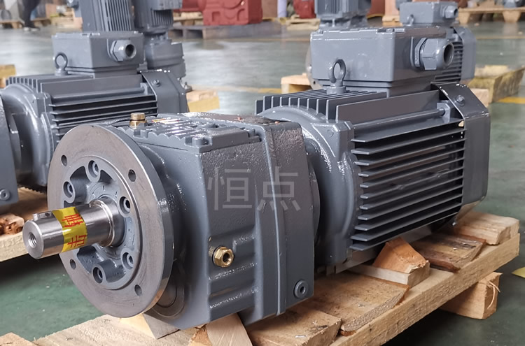 RF47系列減速機配直聯電機，立式安裝 輸出法蘭+軸 實物圖