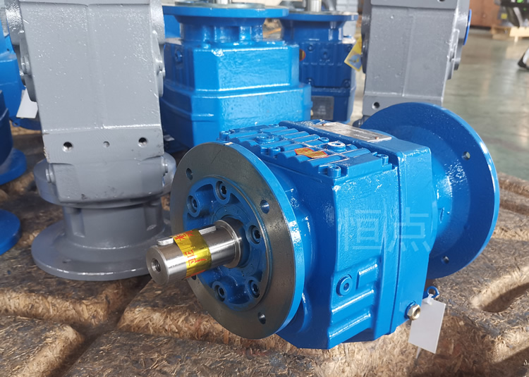 RF47系列減速機輸入配圓法蘭 輸出配法蘭+軸 藍色油漆 實物圖