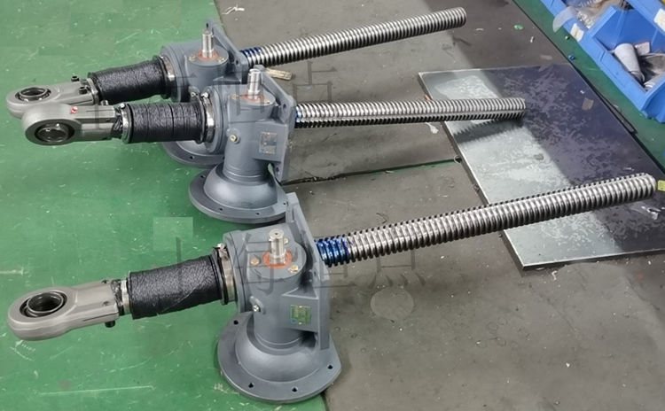 SWLD10升降機配關節軸承，配軟防護罩的實物圖